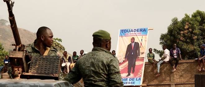 Hier ennemis, plusieurs groupes armes issus de la Seleka et des milices anti-balaka ont annonce cette semaine leur alliance pour soutenir l'ancien president, Francois Bozize, a une semaine de la presidentielle. 
