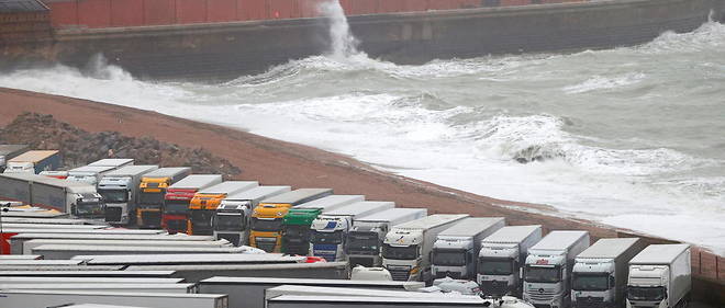Des camions s'entassent sur le port de Douvres et dans toute la region depuis que les frontieres sont fermees en raison de l'apparition d'une forme nouvelle du coronavirus dans le sud-est de l'Angleterre.

