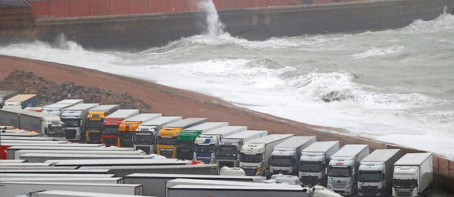 Des camions s'entassent sur le port de Douvres et dans toute la region depuis que les frontieres sont fermees en raison de l'apparition d'une forme nouvelle du coronavirus dans le sud-est de l'Angleterre.
