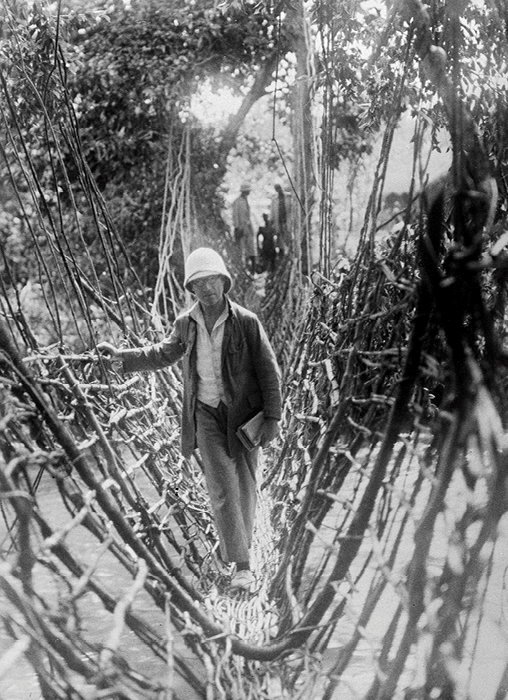 
        Initiation. Andre Gide franchit une riviere sur un pont de lianes (image extraite du documentaire << Voyage au Congo >>, scenarise par Gide et Marc Allegret et realise par ce dernier lors de leur sejour sur place, en 1925-1926).