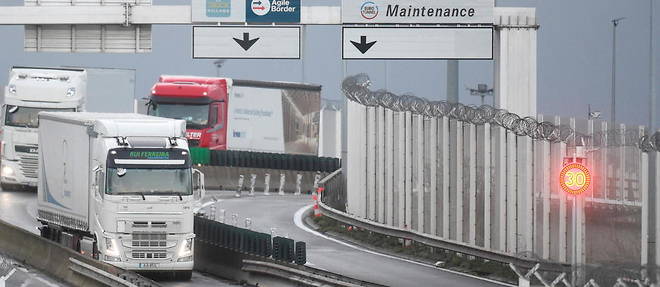 Des camions arrivant a Calais le 25 decembre.
