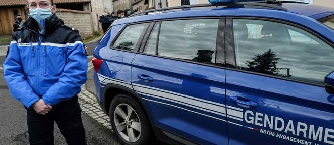 Puy-de-Dome: la compagne du forcene rend hommage aux gendarmes decedes