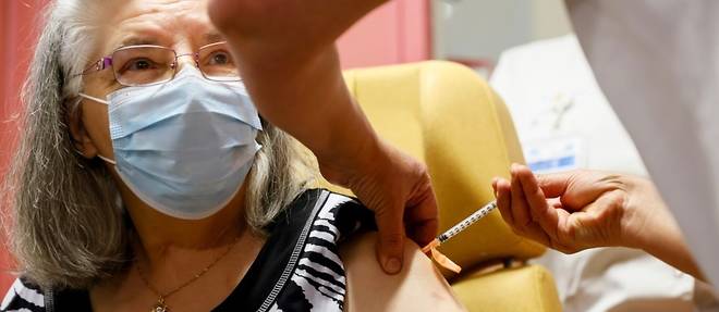 A Sevran, Mauricette, 78 ans, a recu le premier vaccin sans sourciller