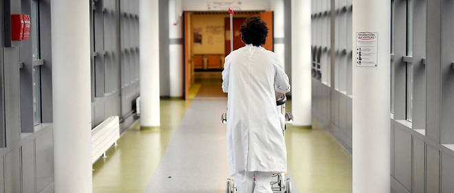 Un infirmier dans un couloir du service des maladies infectieuses et tropicales (photo d'illustration) 
