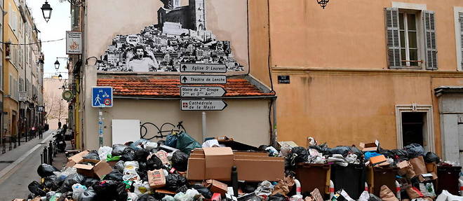 Les ordures s'accumulent dans certains quartiers de Marseille en raison de la greve d'une partie des eboueurs de la ville.
