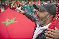 Des Marocains manifestant leur joie devant le Parlement de Rabat après la décision américaine. 
