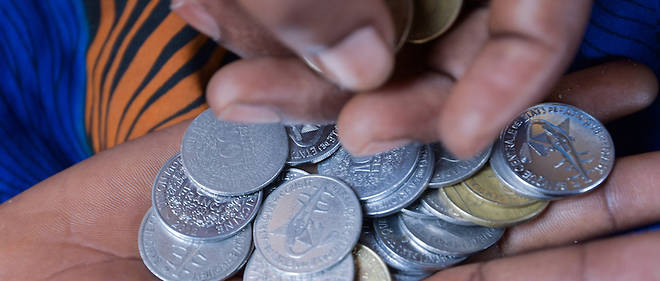 Un an apres l'annonce de son remplacement par l'eco, le franc CFA fait toujours de la resistance dans les porte-monnaies des Ouest-Africains.  
