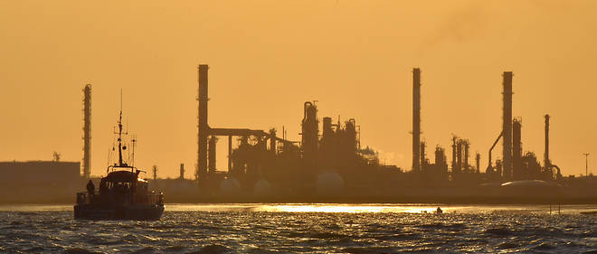 La raffinerie de Donges, dans les Bouches-du-Rhone. La plupart des compagnies petrolieres ont ete contraintes de deprecier leurs actifs pour compenser la chute de leurs revenus.
