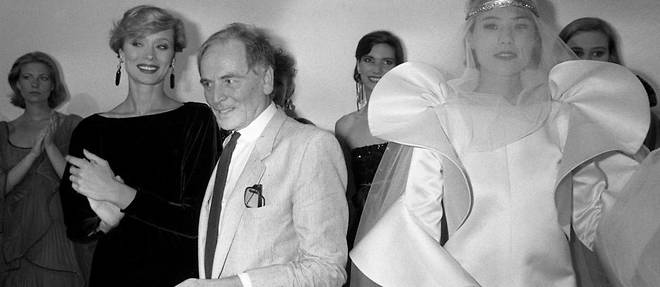 Le couturier Pierre Cardin applaudi par ses mannequins a l'issue de la presentation de la collection de haute couture Automne-Hiver a l'Espace Cardin  Paris le 25 juillet 1983.