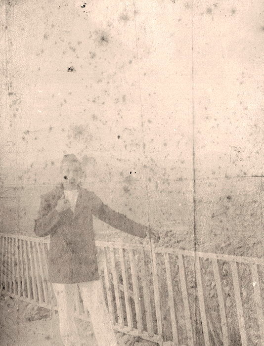 
        Tete brulee. Autoportrait d'Arthur Rimbaud a Harar, en 1883. Sa connaissance de l'arabe lui permit d'etre engage par une entreprise francaise faisant du commerce dans la region.