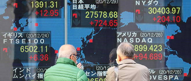 Tableau des Bourses mondiales affiche a Osaka au Japon le 29 decembre.
