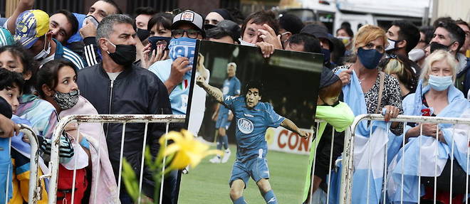 Des Argentins patientant pour voir la depouille de Maradona le 26 novembre 2020. 
