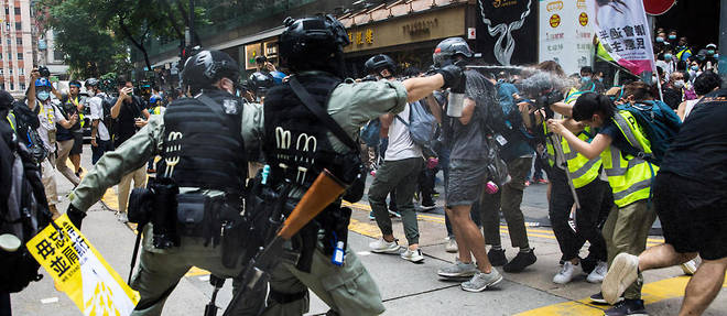 A Hongkong, les tensions subsistent. La police antiemeute envoie du gaz poivre en direction des journalistes alors que les manifestants se rassemblent, le 1er juillet 2020, a l'occasion du 23e anniversaire de la retrocession de la ville de la Grande-Bretagne a la Chine.
