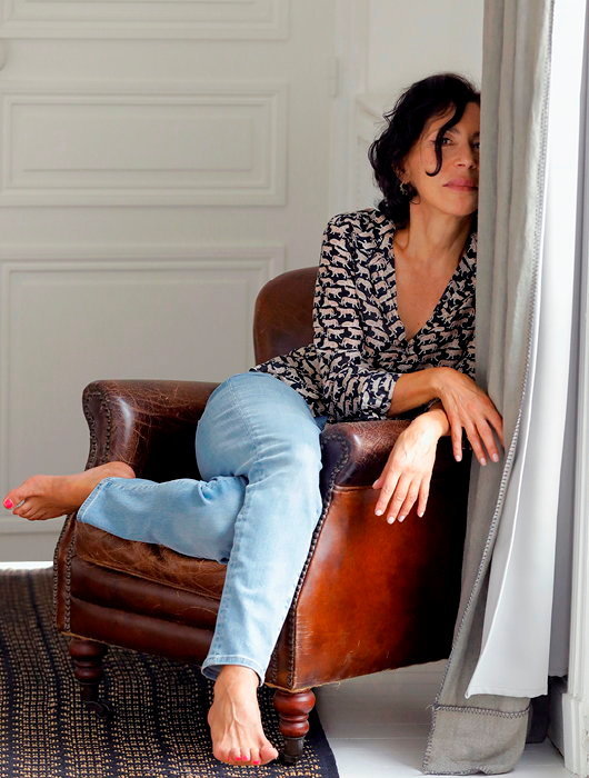 
        Sans masque. L'ecrivaine et dramaturge Yasmina Reza chez elle, a Paris, le 19 septembre.
