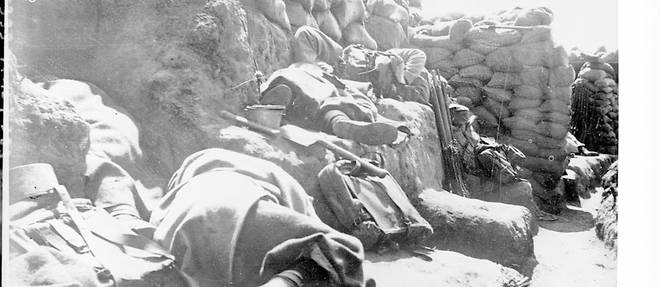 Des soldats au repos dans une tranchee lors de la Premiere Guerre mondiale (Illustration).
