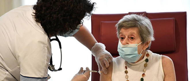 En France, les personnes agees et vulnerables dans les Ehpad sont prioritaires pour le vaccin contre le coronavirus.
