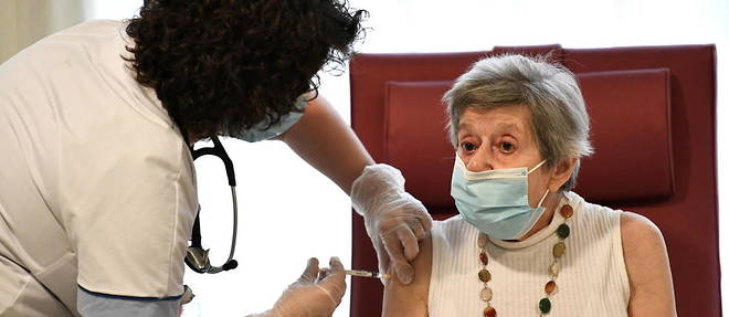 En France, les personnes agees et vulnerables dans les Ehpad sont prioritaires pour le vaccin contre le coronavirus.
