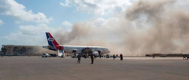 Des explosions ont retenti a l'aeroport d'Aden quand un avion transportant le nouveau gouvernement yemenite a atterri. 
