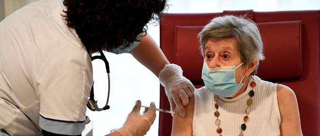 Vaccination dans un Ehpad de Bobigny, pres de Paris, le 30 decembre.  

