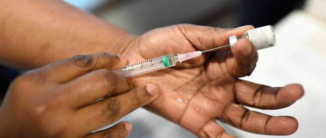 En France, quatre jours apres le debut de la vaccination contre le Covid-19, moins de 200 personnes ont ete vaccinees.
