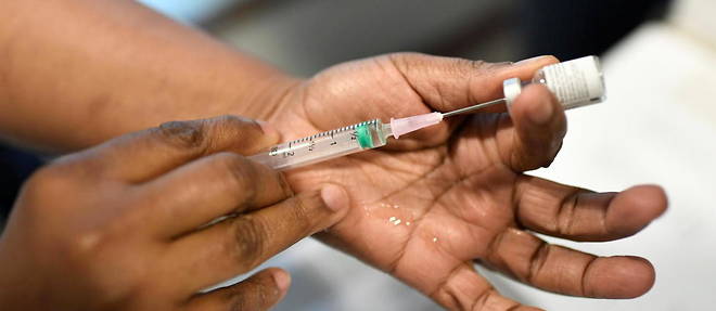 En France, quatre jours apres le debut de la vaccination contre le Covid-19, moins de 200 personnes ont ete vaccinees.
