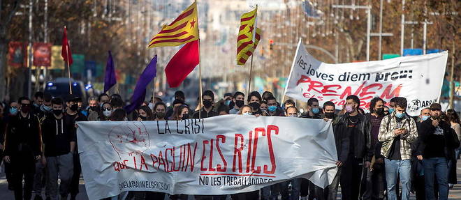 A Barcelone, manifestation de la gauche independantiste contre les mesures sanitaires, economiques et sociales decidees a Madrid, le 19 decembre. 

