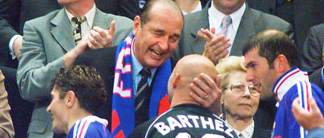 Jacques Chirac felicitant Fabien Barthez, Bixente Lizarazu et Zinedine Zidane le 12 juillet 1998 apres la victoire de la France en finale de la Coupe du monde de football.
