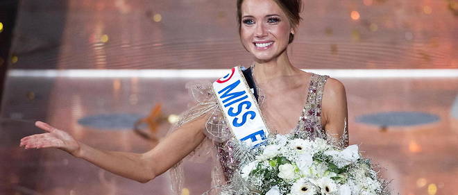 Amandine Petit, elue Miss France 2021, est au coeur d'une polemique pour avoir donne une seance de dedicaces en presence d'une foule compacte.
