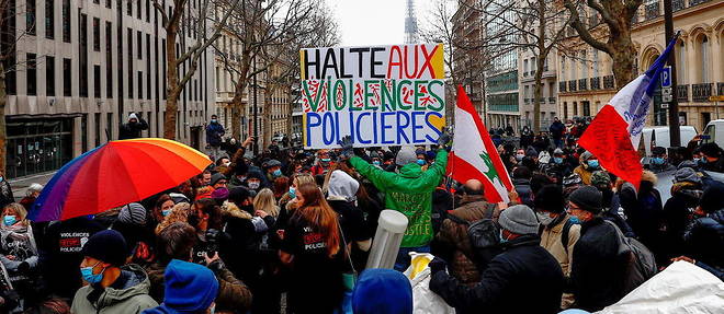Des centaines de personnes ont marche a Paris, en hommage a Cedric Chouviat.
