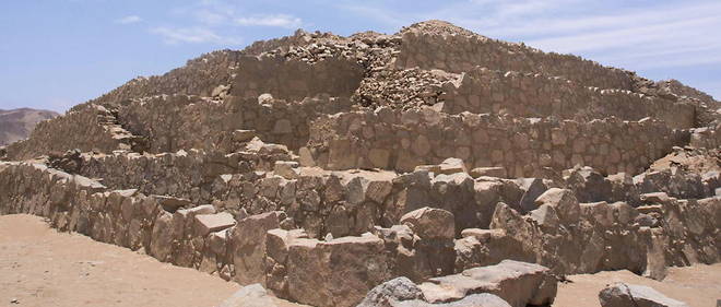 Les vestiges de la ville sacree de Caral, au Perou, sont pris d'assaut par des squatteurs.
