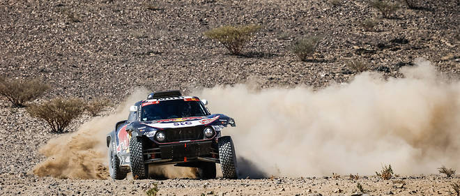 Tenant du titre, le pilote espagnol Carlos Sainz (X-Raid Mini JCW Team) s'est impose lors de la premiere etape du Dakar 2021.
