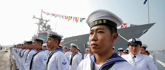 Soldats de la marine taiwanaise devant la fregate << Ming Chuan >> en novembre 2018.  
