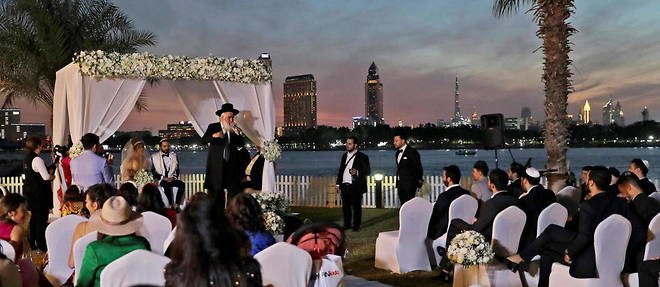 Rabbin celebrant un mariage juif traditionnel dans un hotel de Dubai.  
