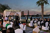 Rabbin celebrant un mariage juif traditionnel dans un hotel de Dubai.

