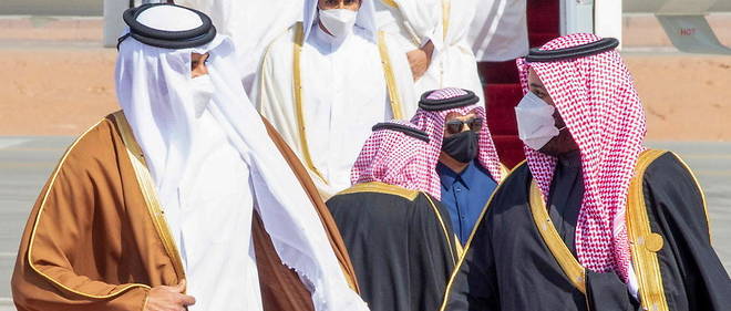 Le prince heritier d'Arabie saoudite, Mohammed ben Salmane, accueille l'emir du Qatar, Tamim al-Thani, le 5 janvier 2021 a Al-Ula, en Arabie saoudite.
