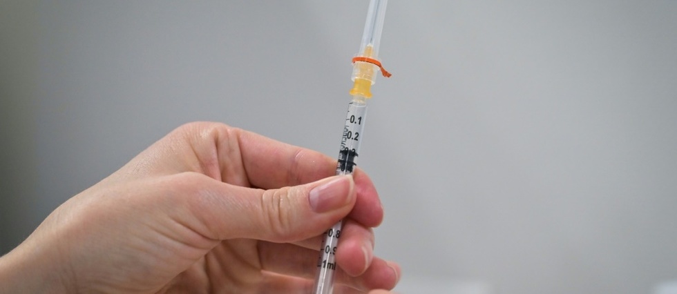 Vaccination Covid-19: le gouvernement cherche a reprendre la main