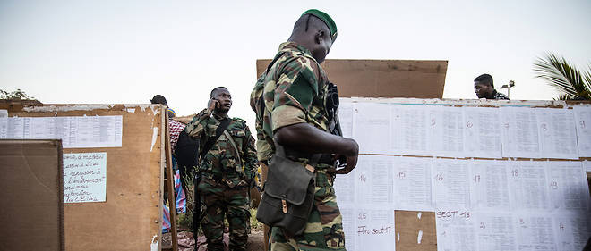 Un militaire surveille un bureau de vote a Ouagadougou, le 22 novembre 2020. Les elections (la presidentielle et les legislatives) se sont deroulees dans un climat d'insecurite et de nombreux bureaux de vote sont restes fermes. 
