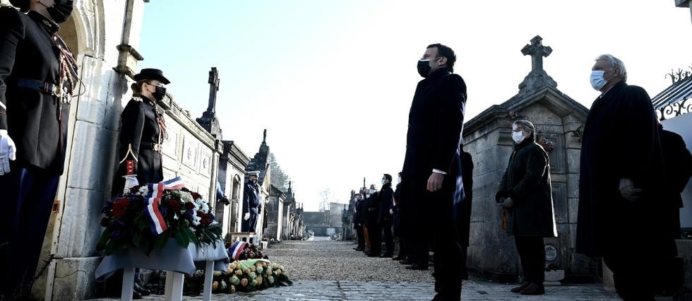 Macron au milieu de veterans du PS a Jarnac pour un hommage a Mitterrand