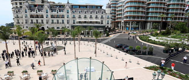 Precedemment, a Monaco, le couvre-feu etait fixe a 20 heures, avec une derogation jusqu'a 22 heures pour ceux qui allaient au restaurant.
