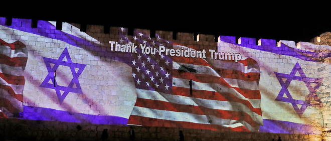 << Merci Donald Trump. >> Les drapeaux americains et israeliens sont projetes sur les remparts de la vieille ville de Jerusalem le 14 mai 2018 pour celebrer le transfert de l'ambassade dans la ville.
