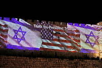 « Merci Donald Trump. » Les drapeaux américains et israéliens sont projetés sur les remparts de la vieille ville de Jérusalem le 14 mai 2018 pour célébrer le transfert de l'ambassade dans la ville.
