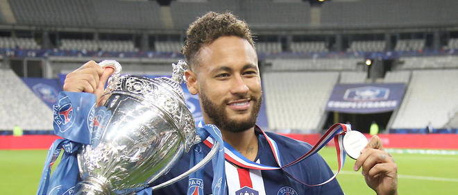 Neymar avec la Coupe de France.
