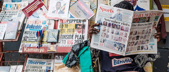 A man reads newspapers reporting about Uganda's upcoming elections at a kiosk in Kampala, Uganda, on January 4, 2021. - Uganda gears up for presidential elections which is scheduled to take place on January 14, 2021, as President Yoweri Museveni seeks another term to continue his 35-year rule. (Photo by SUMY SADURNI / AFP)
