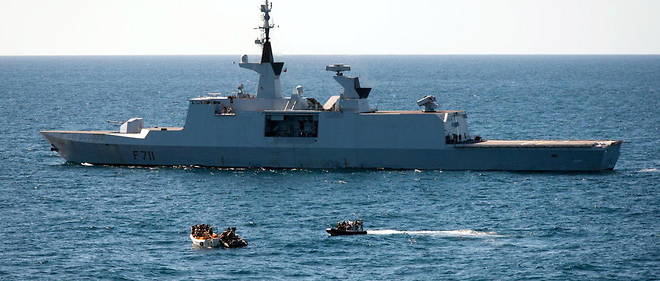 Une fregate de la marine francaise faisant face a des pirates presumes, le 9 janvier 2013, au large de la cote somalienne.
