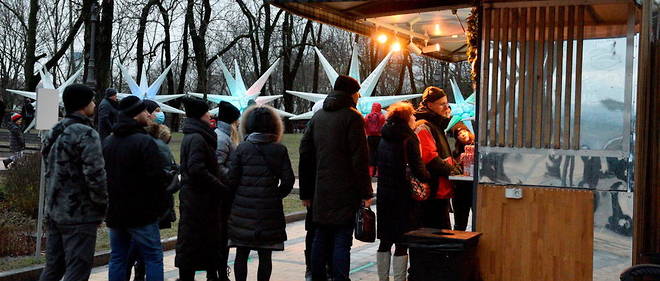 Des habitants de Kiev faisant la queue pendant le confinement de janvier en Ukraine.
