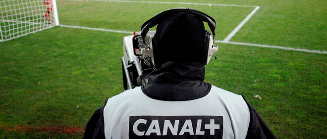 Un cameraman filme au Stade Bonal a Sochaux, le 1er mars 2008 lors du match de la Ligue 1 de football entre Sochaux et Rennes.
