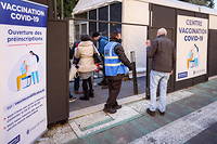 Un centre de vaccination contre le Covid a été ouvert à Nice dans le parc du théâtre de Verdure, le 11 janvier 2021.  
