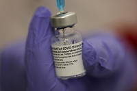 Une fiole médicale contenant le vaccin de Pfizer-BioNTech.
