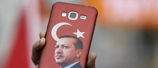 Le portrait du president turc s'affiche jusque sur les telephones.
