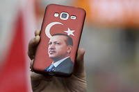 Le portrait du président turc s'affiche jusque sur les téléphones.
